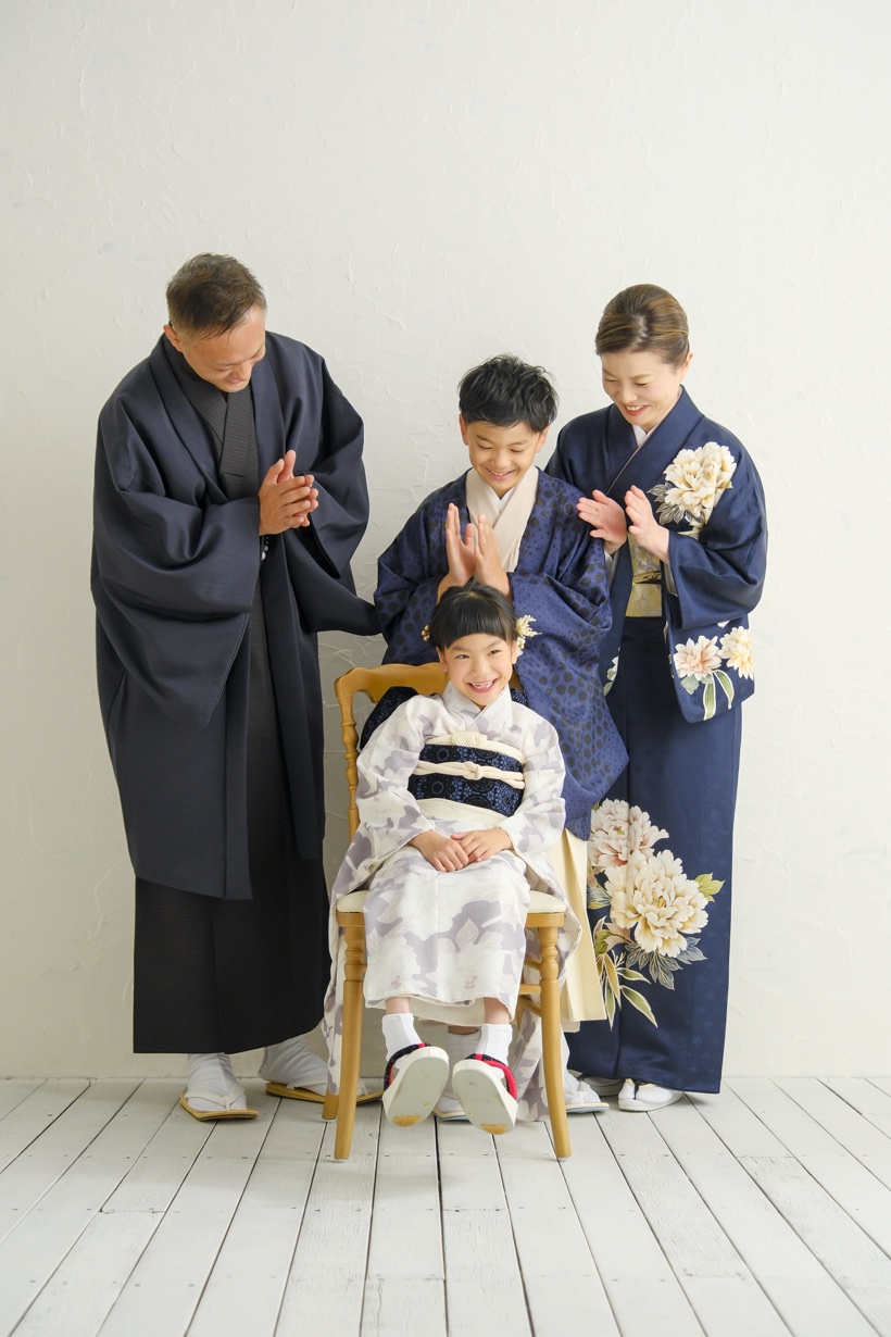 家族みんなで着物を着た七五三の記念写真
