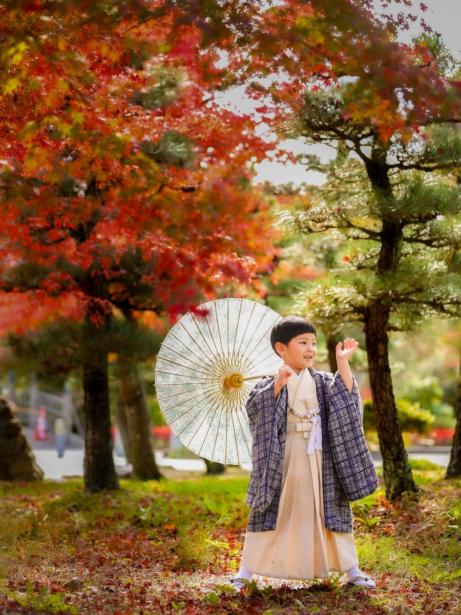 千本鳥居でお参りする七五三のお子さま
